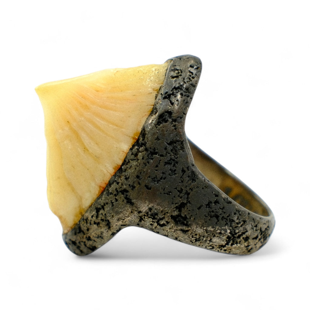 Lou Zeldis Sterling Silver & Bali Shell Ring – The Girl with the Dragon Tattoo (2011)