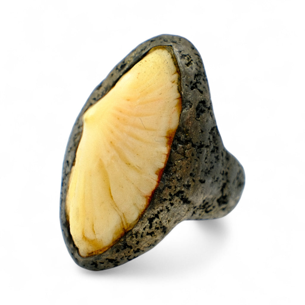 Lou Zeldis Sterling Silver & Bali Shell Ring – The Girl with the Dragon Tattoo (2011)