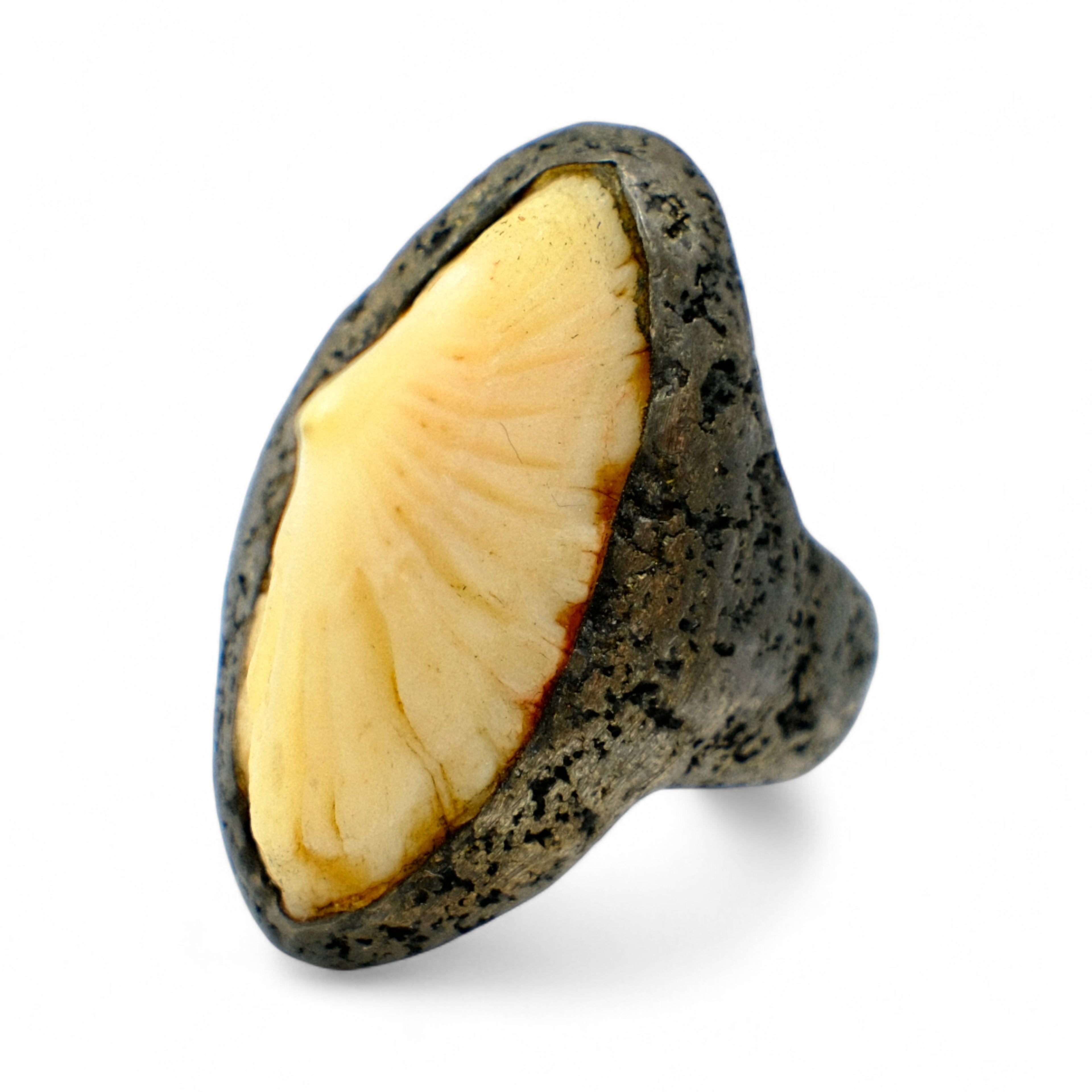 Lou Zeldis Sterling Silver & Bali Shell Ring – The Girl with the Dragon Tattoo (2011)