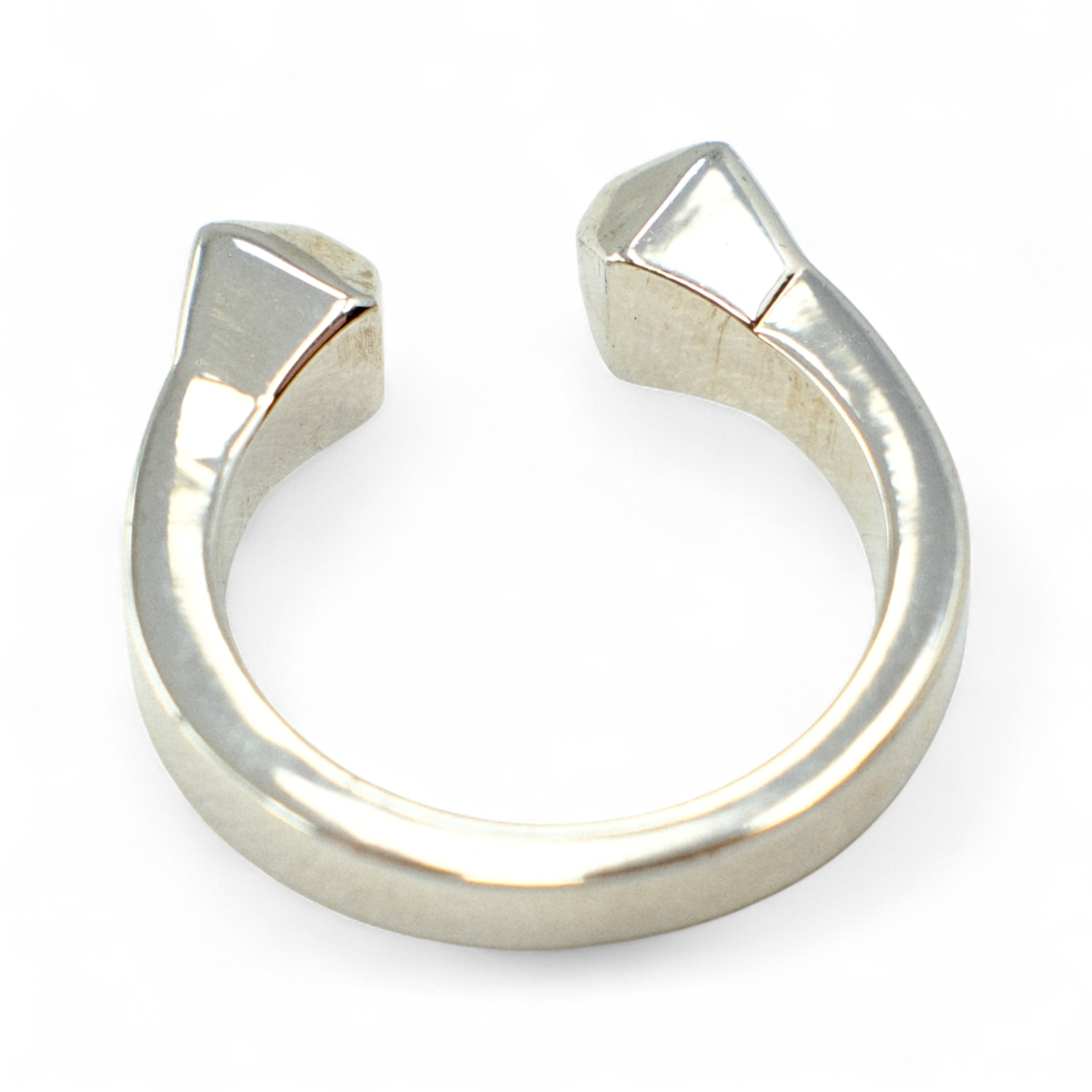 Lisa Freede Silver Ring with Faceted Stud Edges – The Girl with the Dragon Tattoo (2011)